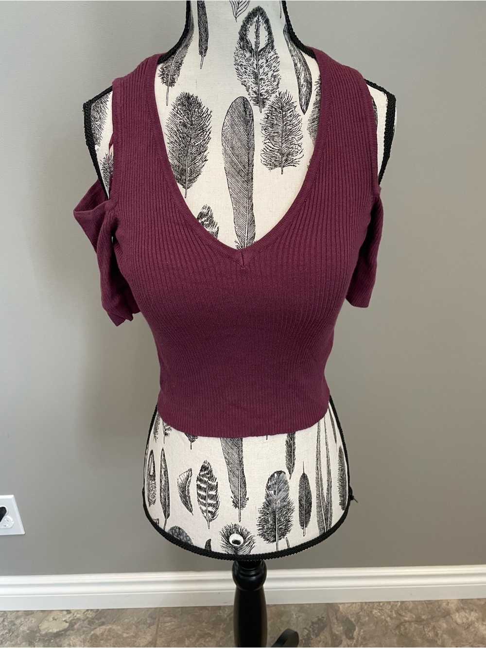 Urban Heritage Plum Ribbed Cold-Shoulder V-Neck Crop Top
